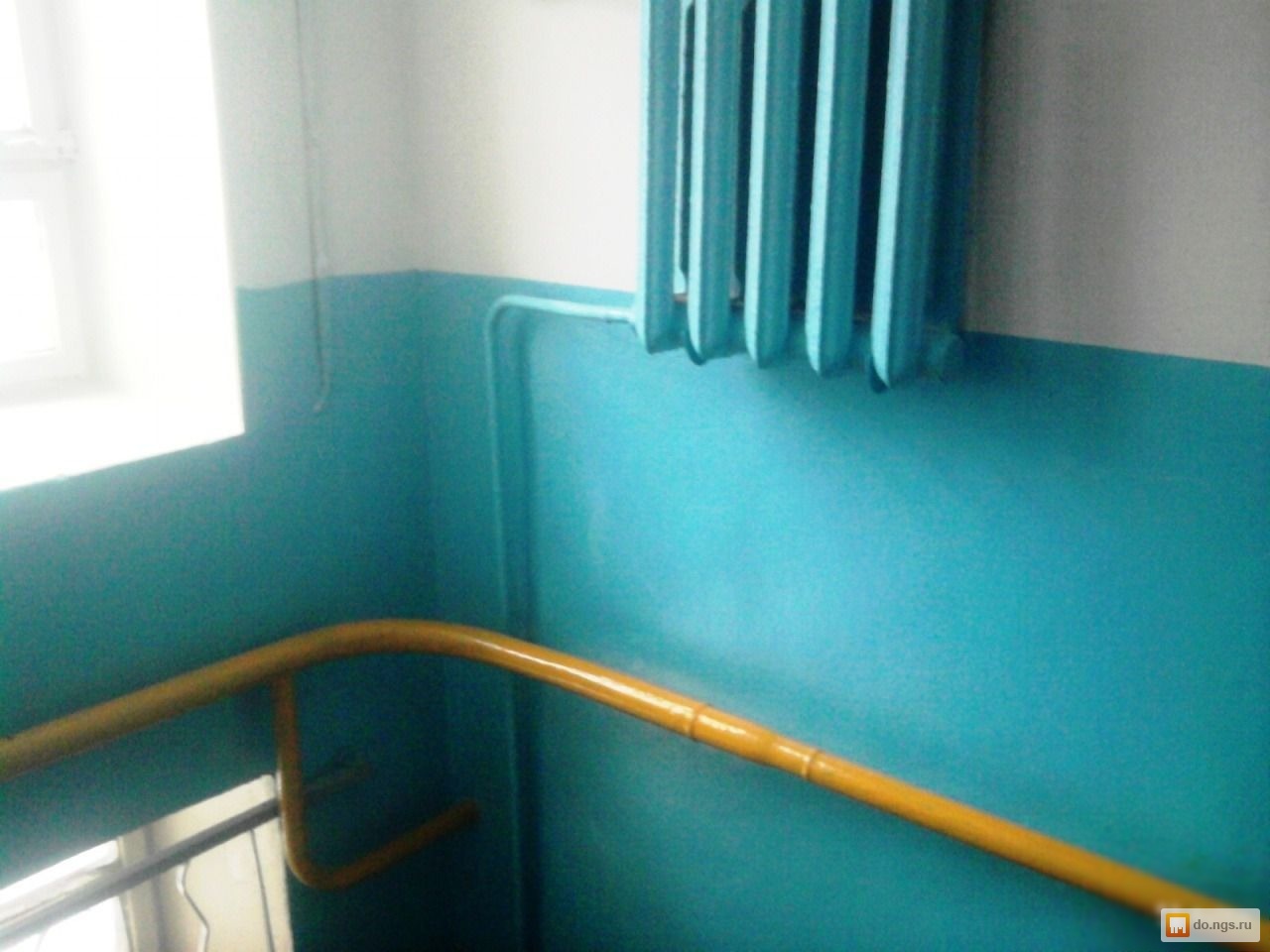 Подъездные радиаторы отопления. Отопительные приборы в подъезде. Радиатор отопления в подъезде. Радиатор отопления в подъезде. Трубы отопления в подъезде.